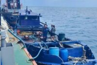 Foto: Kapal Motor Layar, saat Bongkar/Muat BBM Jenis Solar Bersubsidi diduga Ilegal di Perairan Laut Pulau Sapeken, Kabupaten Sumenep, Jawa Timur.