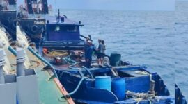 Foto: Kapal Motor Layar, saat Bongkar/Muat BBM Jenis Solar Bersubsidi diduga Ilegal di Perairan Laut Pulau Sapeken, Kabupaten Sumenep, Jawa Timur.
