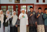 Pengurus PC IPNU dan IPPNU Sumenep saat bersilaturahim dengan Abuya Busyro Karim di Ponpes Al Karimiyah Braji, Kecamatan Gapura.