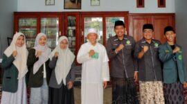Pengurus PC IPNU dan IPPNU Sumenep saat bersilaturahim dengan Abuya Busyro Karim di Ponpes Al Karimiyah Braji, Kecamatan Gapura.