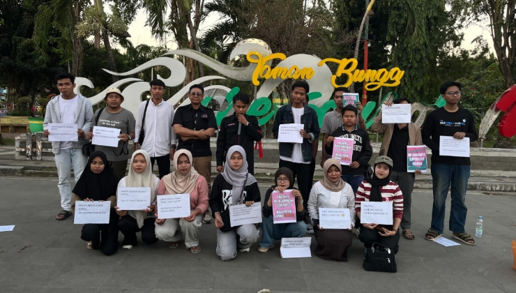 Aliansi BEM Sumenep dan Koalisi Masyarakat Sipil menggelar aksi mimbar rakyat di Taman Bunga Sumenep, Minggu (21/6/2026).