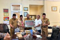 Owner Helmi Art Museum, Helmi S.Pd.I, berfoto bersama jajaran Disbudporapar Kabupaten Sumenep usai mengikuti Rapat Koordinasi Pengembangan Keris Sumenep Tahun 2026, Senin (22/6/2026).