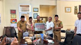 Owner Helmi Art Museum, Helmi S.Pd.I, berfoto bersama jajaran Disbudporapar Kabupaten Sumenep usai mengikuti Rapat Koordinasi Pengembangan Keris Sumenep Tahun 2026, Senin (22/6/2026).