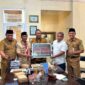 Owner Helmi Art Museum, Helmi S.Pd.I, berfoto bersama jajaran Disbudporapar Kabupaten Sumenep usai mengikuti Rapat Koordinasi Pengembangan Keris Sumenep Tahun 2026, Senin (22/6/2026).