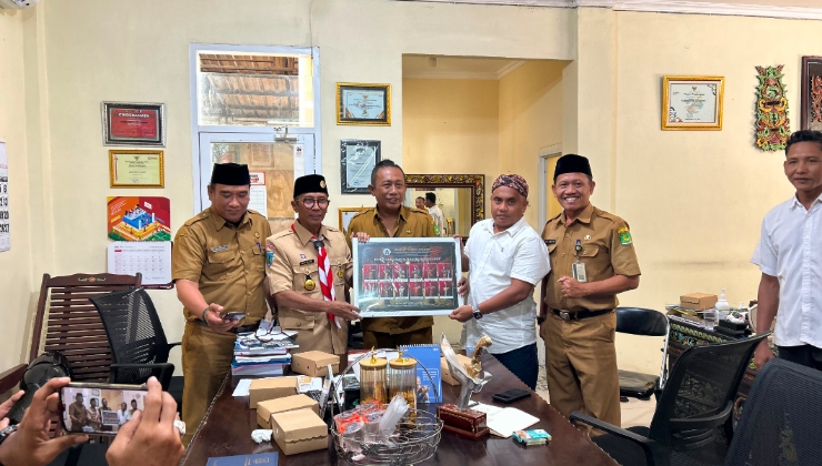 Owner Helmi Art Museum, Helmi S.Pd.I, berfoto bersama jajaran Disbudporapar Kabupaten Sumenep usai mengikuti Rapat Koordinasi Pengembangan Keris Sumenep Tahun 2026, Senin (22/6/2026).