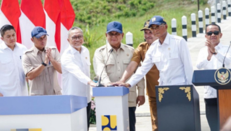 Presiden Prabowo Subianto meresmikan pembangunan ruas jalan melalui program Inpres Jalan Daerah di Kabupaten Sampang, Jawa Timur, Selasa (23/6/2026).