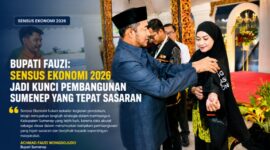 Bupati Sumenep Achmad Fauzi Wongsojudo memasangkan atribut kepada petugas Sensus Ekonomi 2026 di Pendopo Keraton Sumenep, Senin (29/6/2026).