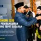 Bupati Sumenep Achmad Fauzi Wongsojudo memasangkan atribut kepada petugas Sensus Ekonomi 2026 di Pendopo Keraton Sumenep, Senin (29/6/2026).