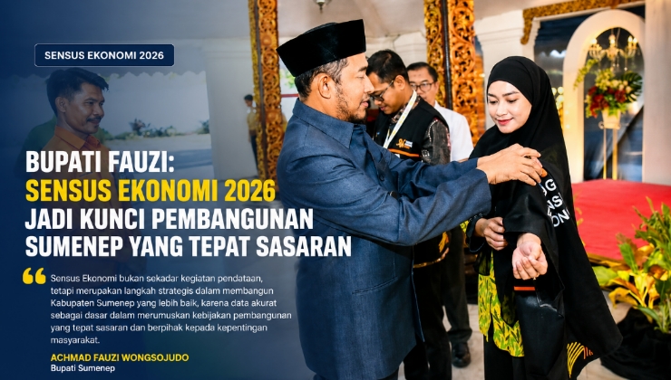 Bupati Sumenep Achmad Fauzi Wongsojudo memasangkan atribut kepada petugas Sensus Ekonomi 2026 di Pendopo Keraton Sumenep, Senin (29/6/2026).