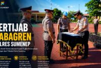 Prosesi penandatanganan berita acara serah terima jabatan Kabagren Polres Sumenep dalam upacara Sertijab yang dipimpin Kapolres AKBP Anang Hardiyanto di Lapangan Apel Tribrata Polres Sumenep, Senin (29/6/2026).