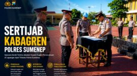 Prosesi penandatanganan berita acara serah terima jabatan Kabagren Polres Sumenep dalam upacara Sertijab yang dipimpin Kapolres AKBP Anang Hardiyanto di Lapangan Apel Tribrata Polres Sumenep, Senin (29/6/2026).