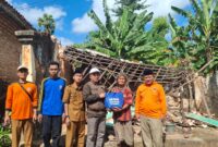 BAZNAS Sumenep menyerahkan bantuan kepada korban rumah ambruk di Desa Juruan Laok, Kecamatan Batuputih.