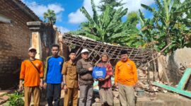 BAZNAS Sumenep menyerahkan bantuan kepada korban rumah ambruk di Desa Juruan Laok, Kecamatan Batuputih.