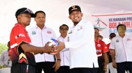 Pembukaan Kejurprov Voli Pasir U-17 Jawa Timur 2026 di Kabupaten Sumenep ditandai dengan penyerahan bola secara simbolis oleh Bupati Achmad Fauzi Wongsojudo.