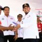 Pembukaan Kejurprov Voli Pasir U-17 Jawa Timur 2026 di Kabupaten Sumenep ditandai dengan penyerahan bola secara simbolis oleh Bupati Achmad Fauzi Wongsojudo.