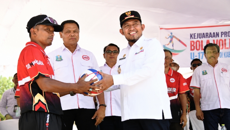 Pembukaan Kejurprov Voli Pasir U-17 Jawa Timur 2026 di Kabupaten Sumenep ditandai dengan penyerahan bola secara simbolis oleh Bupati Achmad Fauzi Wongsojudo.