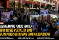 Massa aksi Aliansi BEMSU menggelar demonstrasi di depan Kantor Pemkab Sumenep untuk menyoroti krisis Pertalite dan dugaan pendistribusian BBM milik pemerintah daerah yang tidak sesuai peruntukan.