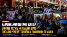 Massa aksi Aliansi BEMSU menggelar demonstrasi di depan Kantor Pemkab Sumenep untuk menyoroti krisis Pertalite dan dugaan pendistribusian BBM milik pemerintah daerah yang tidak sesuai peruntukan.