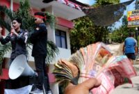 Kolase Ketua BEM Sumenep, Salman, dan aksi swadaya warga Desa Kapedi memperbaiki Jalan Kapedi–Moncek yang menjadi sorotan publik.