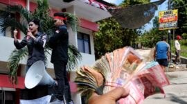 Kolase Ketua BEM Sumenep, Salman, dan aksi swadaya warga Desa Kapedi memperbaiki Jalan Kapedi–Moncek yang menjadi sorotan publik.