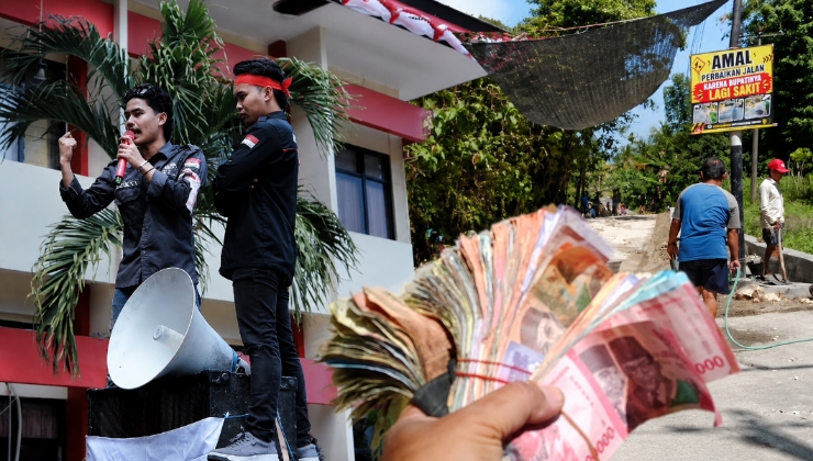 Kolase Ketua BEM Sumenep, Salman, dan aksi swadaya warga Desa Kapedi memperbaiki Jalan Kapedi–Moncek yang menjadi sorotan publik.