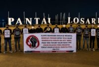 Massa Aliansi Hukum Indonesia menyampaikan aspirasi melalui aksi simbolis di Pantai Losari, Makassar, dengan menyerukan transparansi dan akuntabilitas dalam penanganan dugaan tindak pidana yang melibatkan oknum aparat penegak hukum.