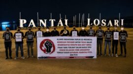 Massa Aliansi Hukum Indonesia menyampaikan aspirasi melalui aksi simbolis di Pantai Losari, Makassar, dengan menyerukan transparansi dan akuntabilitas dalam penanganan dugaan tindak pidana yang melibatkan oknum aparat penegak hukum.
