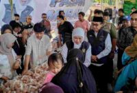 Gubernur Jawa Timur Khofifah Indar Parawansa meninjau pelaksanaan pasar murah di Kecamatan Larangan, Kabupaten Pamekasan, Ahad (19/7/2026).