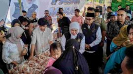 Gubernur Jawa Timur Khofifah Indar Parawansa meninjau pelaksanaan pasar murah di Kecamatan Larangan, Kabupaten Pamekasan, Ahad (19/7/2026).