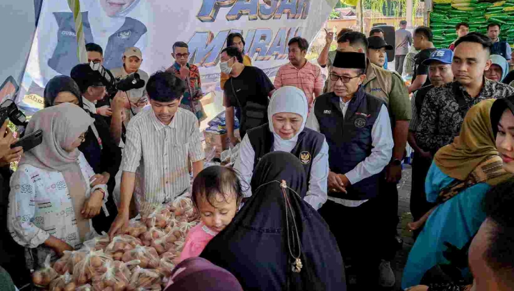 Gubernur Jawa Timur Khofifah Indar Parawansa meninjau pelaksanaan pasar murah di Kecamatan Larangan, Kabupaten Pamekasan, Ahad (19/7/2026).