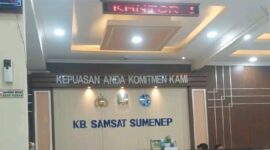 Ruang lobi Kantor Bersama (KB) Samsat Sumenep yang menjadi lokasi pelayanan administrasi kendaraan bermotor. Sejumlah warganet mengeluhkan adanya biaya administrasi tambahan dan biaya parkir saat mengurus perpanjangan STNK lima tahunan.