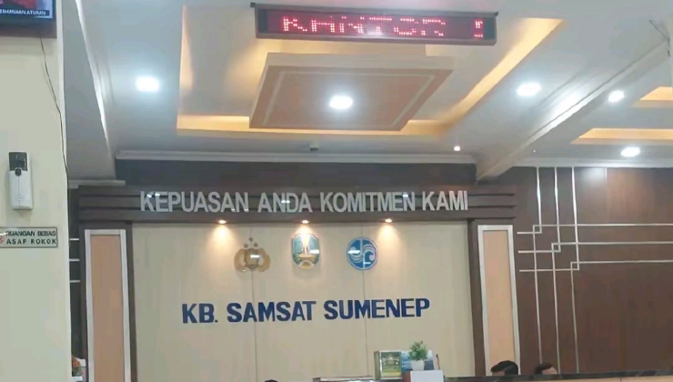 Ruang lobi Kantor Bersama (KB) Samsat Sumenep yang menjadi lokasi pelayanan administrasi kendaraan bermotor. Sejumlah warganet mengeluhkan adanya biaya administrasi tambahan dan biaya parkir saat mengurus perpanjangan STNK lima tahunan.