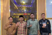Perwakilan petani garam bersama pengurus Lakpesdam PCNU Sumenep usai penyampaian pengaduan mengenai akses pengelolaan lahan PT Garam (Persero). Hingga berita ini diterbitkan, Newsline.id masih mengupayakan konfirmasi dari manajemen PT Garam.