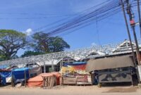 Kondisi pembangunan lapak pelataran Pasar Ganding, Kabupaten Sumenep, yang menjadi sorotan terkait transparansi pembiayaan dan kepastian hukum bagi para pedagang.