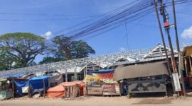 Kondisi pembangunan lapak pelataran Pasar Ganding, Kabupaten Sumenep, yang menjadi sorotan terkait transparansi pembiayaan dan kepastian hukum bagi para pedagang.