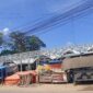 Kondisi pembangunan lapak pelataran Pasar Ganding, Kabupaten Sumenep, yang menjadi sorotan terkait transparansi pembiayaan dan kepastian hukum bagi para pedagang.