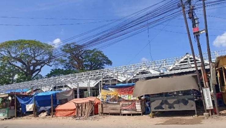 Kondisi pembangunan lapak pelataran Pasar Ganding, Kabupaten Sumenep, yang menjadi sorotan terkait transparansi pembiayaan dan kepastian hukum bagi para pedagang.
