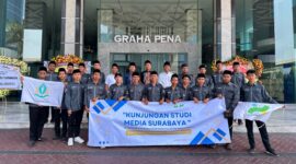 Foto bersama mahasiswa Program Studi Ilmu Komunikasi Universitas Annuqayah saat mengikuti kunjungan studi media (broadcasting visit) di Graha Pena Surabaya, Rabu (29/7/2026).