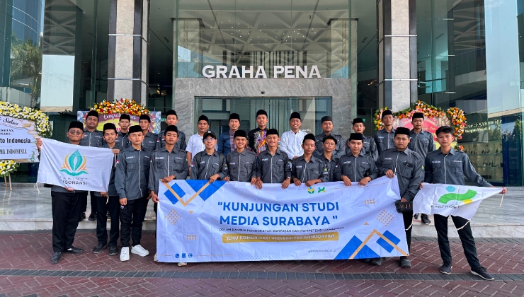 Foto bersama mahasiswa Program Studi Ilmu Komunikasi Universitas Annuqayah saat mengikuti kunjungan studi media (broadcasting visit) di Graha Pena Surabaya, Rabu (29/7/2026).