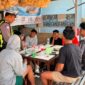 Personel Satlantas Polresta Sumenep memberikan edukasi keselamatan berlalu lintas sekaligus menyosialisasikan program Halo Kapolresta kepada masyarakat di kawasan Pelabuhan Kalianget, Jumat (31/7/2026).