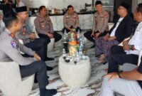 Kapolresta Sumenep Kombes Pol Ariek Indra Sentanu, S.H., S.I.K., M.H. (kedua kiri), bersilaturahmi dengan Ketua PCNU Sumenep KH. MD. Widadi Rahim bersama jajaran pengurus NU guna memperkuat sinergi menjaga kondusivitas keamanan di Kabupaten Sumenep.