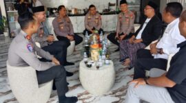 Kapolresta Sumenep Kombes Pol Ariek Indra Sentanu, S.H., S.I.K., M.H. (kedua kiri), bersilaturahmi dengan Ketua PCNU Sumenep KH. MD. Widadi Rahim bersama jajaran pengurus NU guna memperkuat sinergi menjaga kondusivitas keamanan di Kabupaten Sumenep.