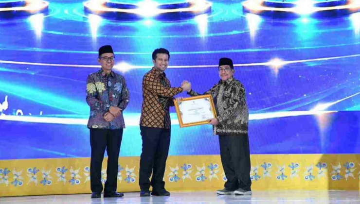 Foto: Wabup Sumenep, Imam Hasyim (kanan berpeci) saat menerima penghargaan yang diserahkan Wagub Jatim, Emil E Dardak